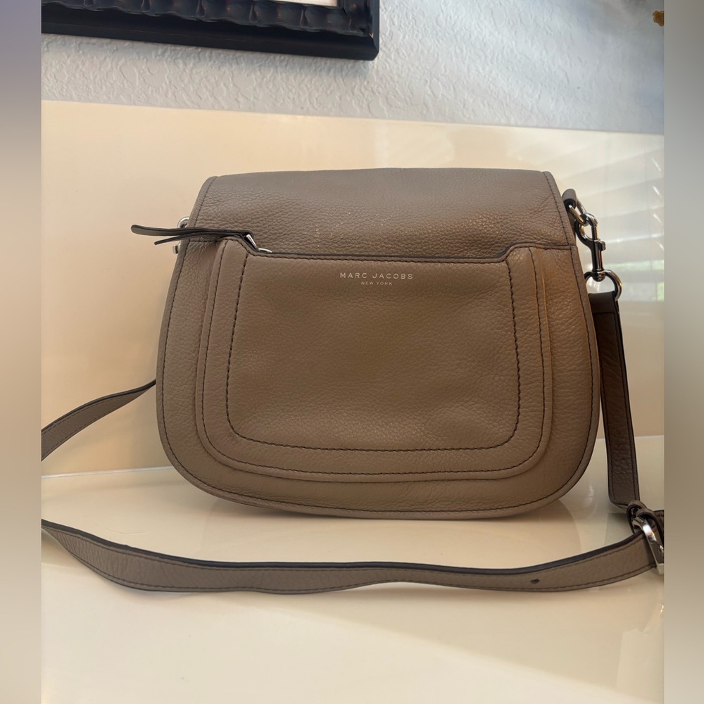 Marc Jacobs Empire City Large Leather Crossbody Bag-callouts